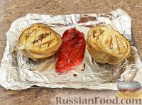 Фото приготовления рецепта: Запечённые баклажаны с сыром и болгарским перцем - шаг №3