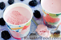 Фото к рецепту: Домашнее сливочное мороженое с ежевикой