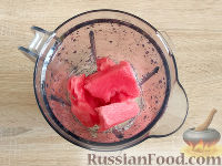 Фото приготовления рецепта: Арбузный коктейль с мороженым - шаг №4