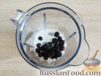 Фото приготовления рецепта: Йогуртовое мороженое с ежевикой - шаг №2