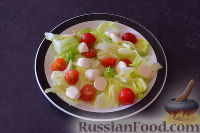 Фото приготовления рецепта: Салат с курицей, помидорами и сыром - шаг №9