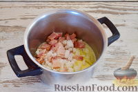 Фото приготовления рецепта: Ирландский суп с капустой и беконом - шаг №6