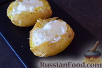 Фото приготовления рецепта: Картофель с сыром, беконом и сметаной (в микроволновке) - шаг №10