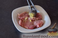 Фото приготовления рецепта: Запеченная свинина с медом и имбирем - шаг №4