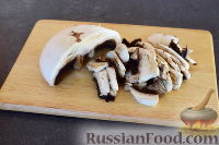 Фото приготовления рецепта: Пирог-перевертыш с луком и грибами - шаг №5