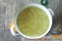 Фото приготовления рецепта: Сырный суп с копченой курицей - шаг №2
