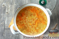 Фото приготовления рецепта: Сырный суп с копченой курицей - шаг №6