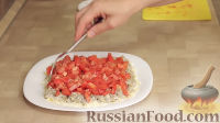 Фото приготовления рецепта: Салат из баклажанов с сыром и помидорами - шаг №8