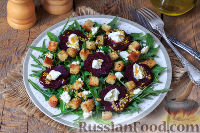 Фото к рецепту: Салат со свёклой, сухариками и руколой