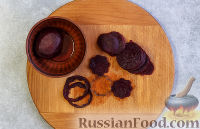 Фото приготовления рецепта: Салат со свёклой, сухариками и руколой - шаг №3