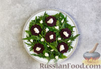 Фото приготовления рецепта: Салат со свёклой, сухариками и руколой - шаг №11