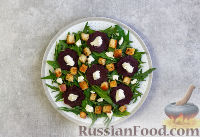 Фото приготовления рецепта: Салат со свёклой, сухариками и руколой - шаг №12