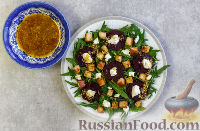 Фото приготовления рецепта: Салат со свёклой, сухариками и руколой - шаг №13