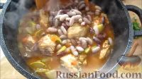 Фото приготовления рецепта: Курица, тушенная с кабачками и фасолью - шаг №10