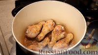 Фото приготовления рецепта: Куриные голени, тушенные с грибами и овощами - шаг №3