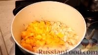 Фото приготовления рецепта: Куриные голени, тушенные с грибами и овощами - шаг №7