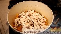 Фото приготовления рецепта: Куриные голени, тушенные с грибами и овощами - шаг №11