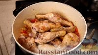 Фото приготовления рецепта: Куриные голени, тушенные с грибами и овощами - шаг №16