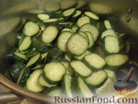 Фото приготовления рецепта: Салат из огурцов «Пять соток» - шаг №3