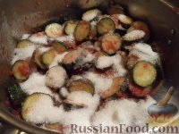 Фото приготовления рецепта: Салат из огурцов «Пять соток» - шаг №6