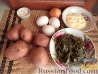 Фото приготовления рецепта: Салат из морской капусты, картофеля и яиц - шаг №1