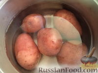 Фото приготовления рецепта: Салат из морской капусты, картофеля и яиц - шаг №2