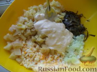 Фото приготовления рецепта: Салат из морской капусты, картофеля и яиц - шаг №9