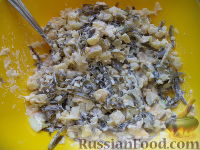Фото приготовления рецепта: Салат из морской капусты, картофеля и яиц - шаг №10