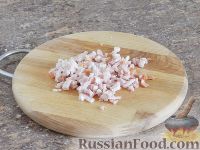 Фото приготовления рецепта: Слоёный мясной салат с сыром, морковью и черносливом - шаг №2