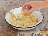 Фото приготовления рецепта: Салат с креветками, рисом, кукурузой и огурцами - шаг №2
