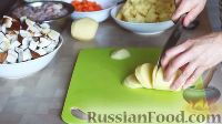 Фото приготовления рецепта: Салат с курицей, яичными блинчиками и свежими овощами - шаг №12