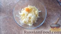 Фото приготовления рецепта: Курица в хрустящей "шубке" из картофеля и кабачка - шаг №4