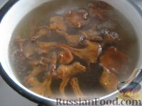 Фото приготовления рецепта: Картофельный суп с сушеными грибами - шаг №2