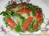 Фото к рецепту: Салат из семги и дайкона