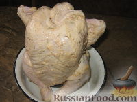 Фото приготовления рецепта: Курица на бутылке - шаг №4