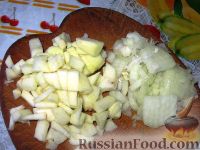Фото приготовления рецепта: Гуляш из индейки с квашеной капустой - шаг №2