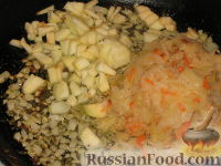 Фото приготовления рецепта: Гренки со шпротами, картофелем и морковью по-корейски - шаг №9