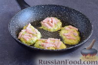 Фото приготовления рецепта: Кабачковые оладьи с сосисками - шаг №10