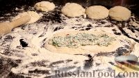 Фото приготовления рецепта: Булочки со шпинатом и сыром - шаг №10