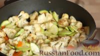 Фото приготовления рецепта: Омлет с сосисками и овощами - шаг №11