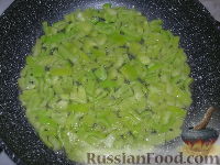 Фото приготовления рецепта: Картофельный пирог с курицей и овощами - шаг №7