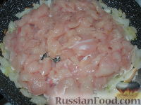 Фото приготовления рецепта: Картофельный пирог с курицей и овощами - шаг №8