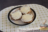 Фото приготовления рецепта: Гренки с плавленым сыром, лимоном и чесноком - шаг №6