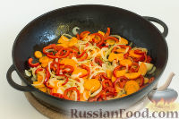 Фото приготовления рецепта: Овощное рагу с грибами, в сметанно-сырном соусе - шаг №4