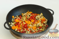 Фото приготовления рецепта: Овощное рагу с грибами, в сметанно-сырном соусе - шаг №6