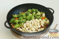 Фото приготовления рецепта: Овощное рагу с грибами, в сметанно-сырном соусе - шаг №7