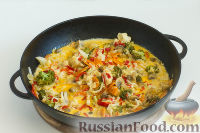 Фото приготовления рецепта: Овощное рагу с грибами, в сметанно-сырном соусе - шаг №13