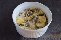 Фото приготовления рецепта: Картофель с грибами, запечённый в сметане - шаг №10