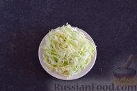 Фото приготовления рецепта: Салат из капусты, яблока и чернослива - шаг №2