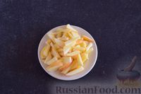 Фото приготовления рецепта: Салат из капусты, яблока и чернослива - шаг №4